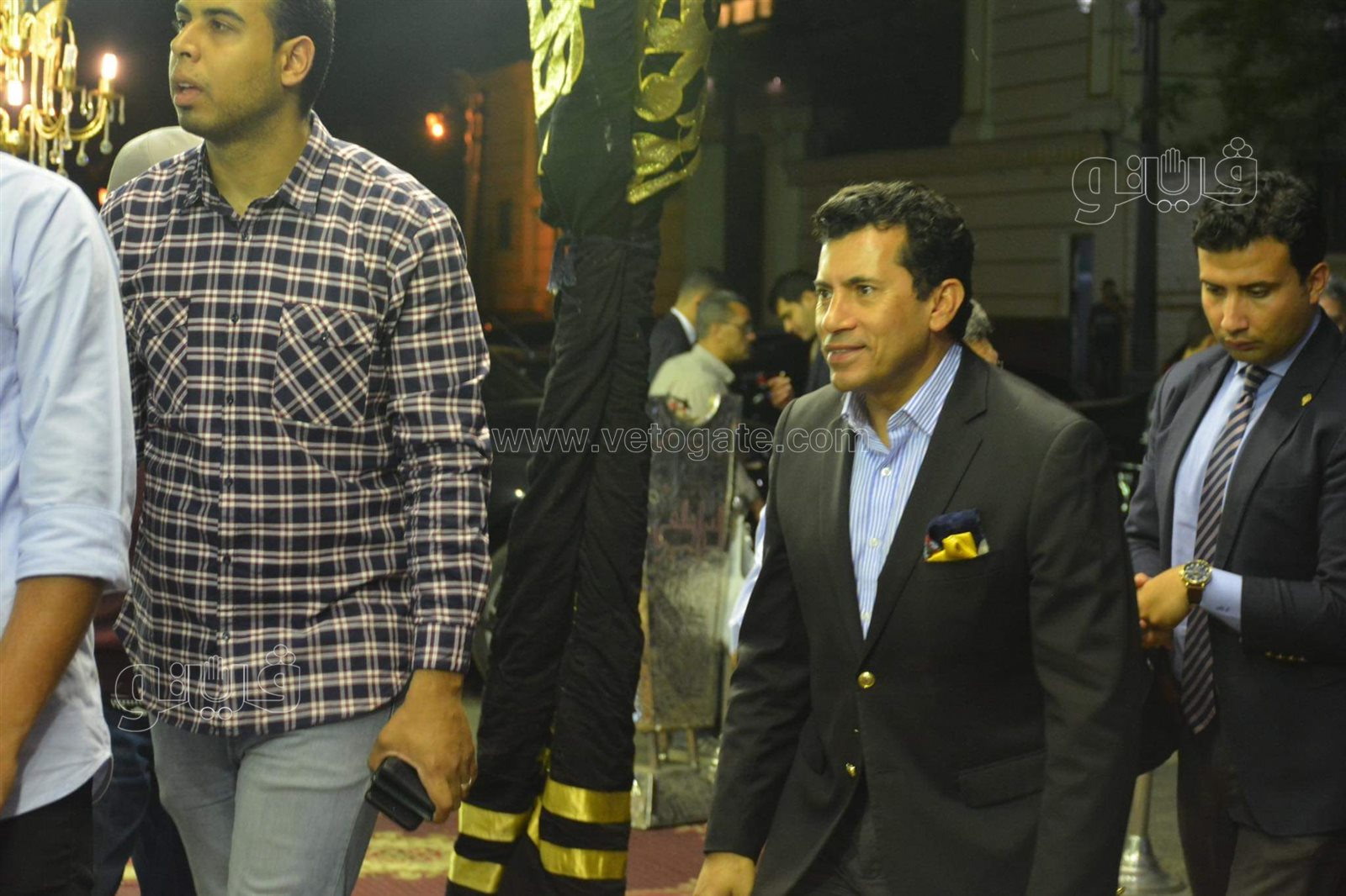 وزير الشباب والرياضة يصل عزاء والد محمد سراج (6)