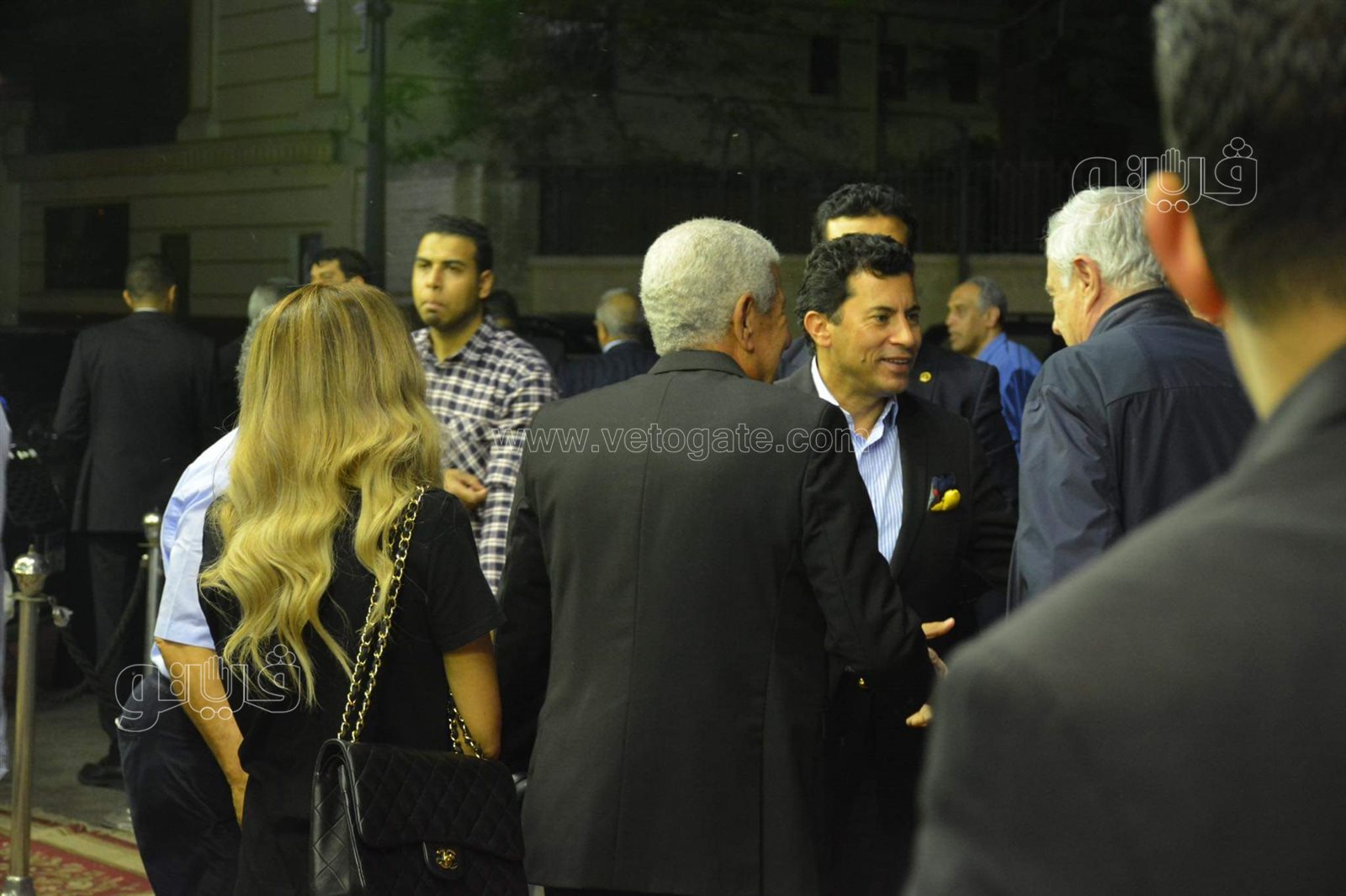 وزير الشباب والرياضة يصل عزاء والد محمد سراج (7)