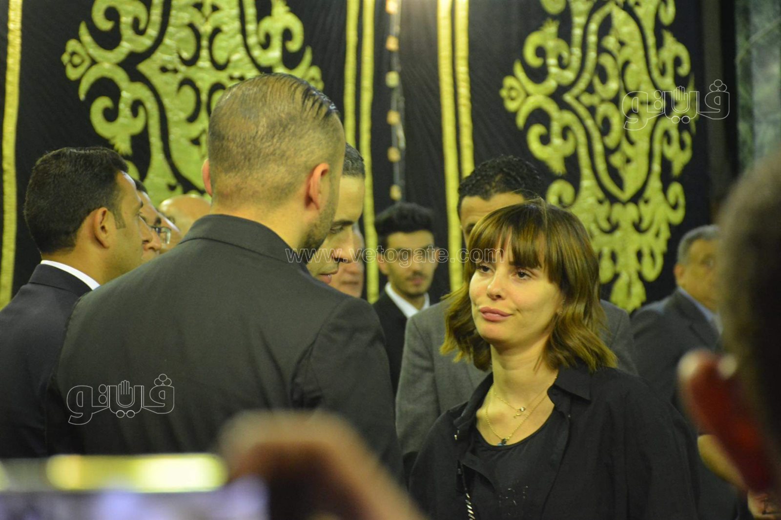 حازم إمام وأحمد فهمي وإيمان العاصي يشاركون في عزاء والد محمد سراج (1)