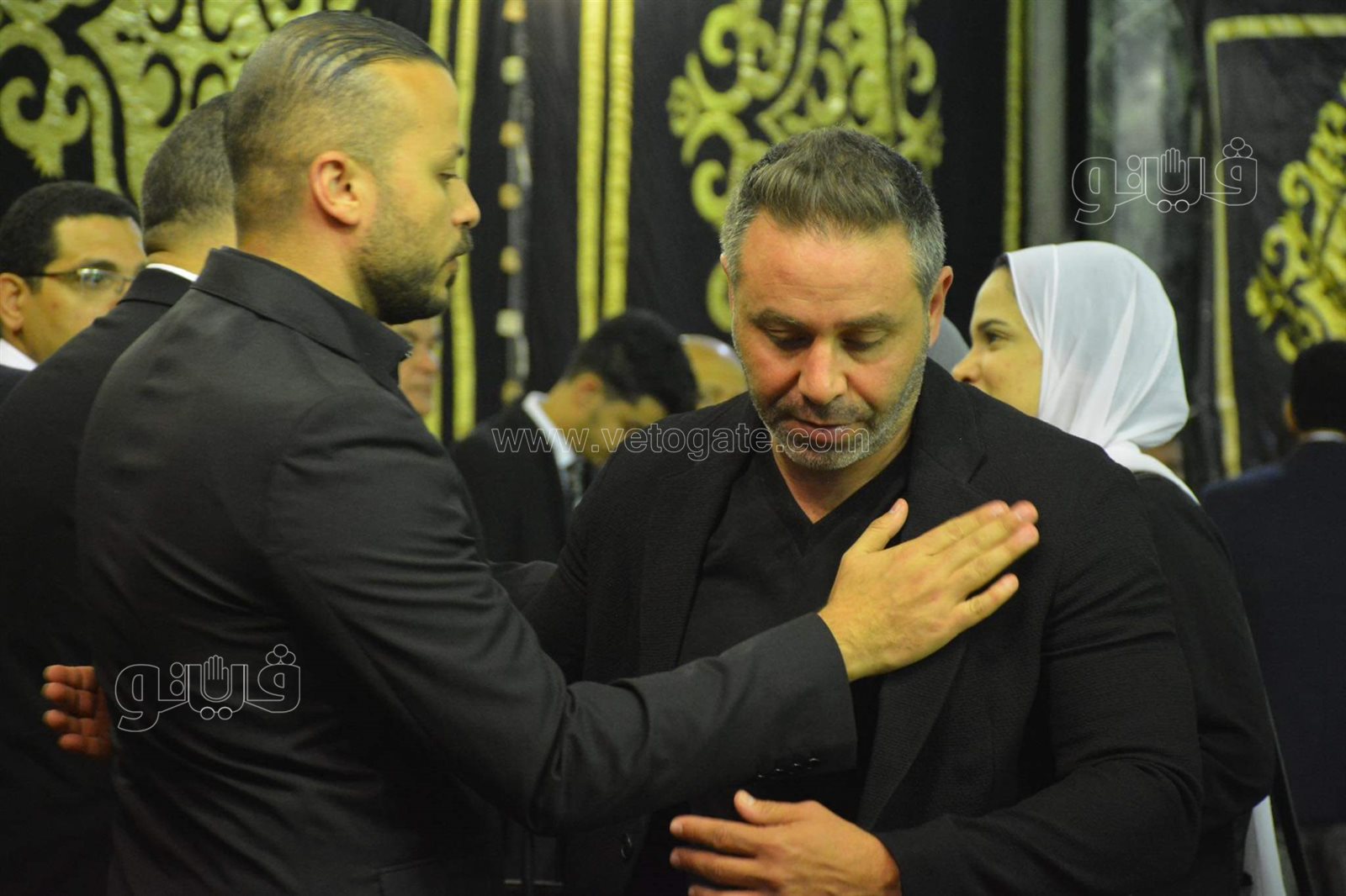 حازم إمام وأحمد فهمي وإيمان العاصي يشاركون في عزاء والد محمد سراج (2)