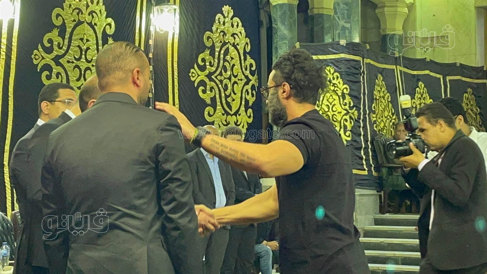 حازم إمام وأحمد فهمي وإيمان العاصي يشاركون في عزاء والد محمد سراج (5)