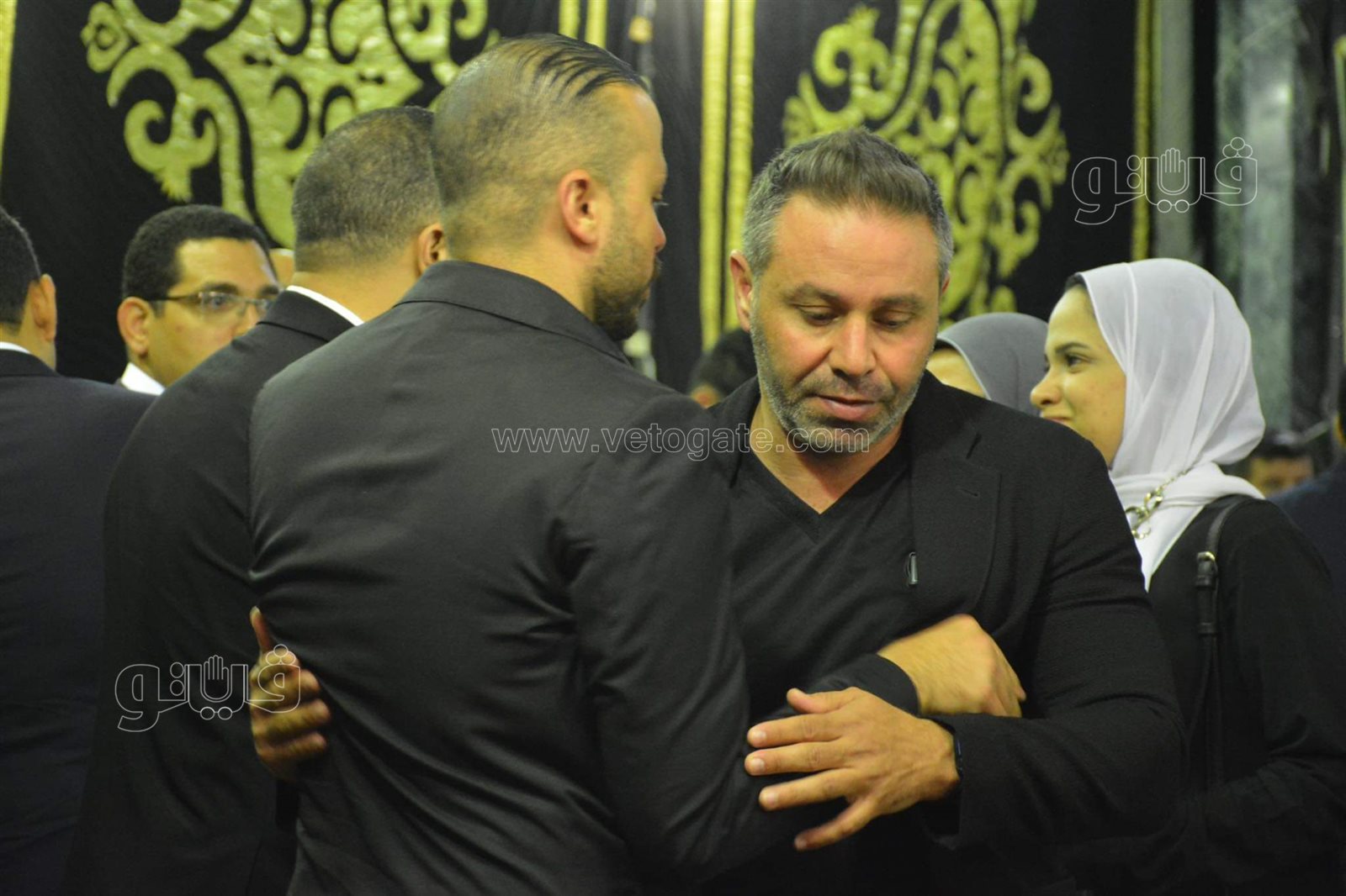 حازم إمام وأحمد فهمي وإيمان العاصي يشاركون في عزاء والد محمد سراج (6)