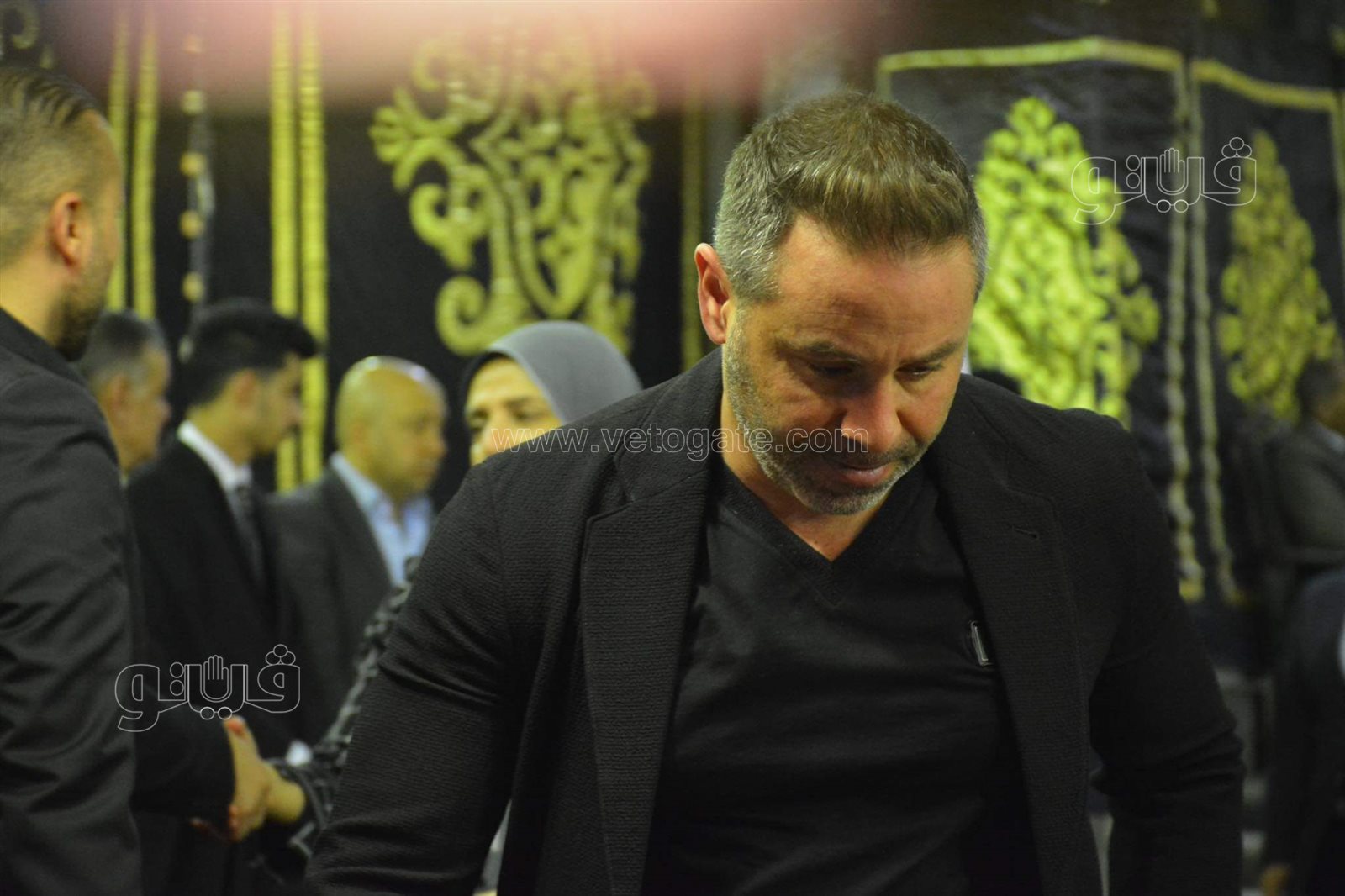 حازم إمام وأحمد فهمي وإيمان العاصي يشاركون في عزاء والد محمد سراج (9)