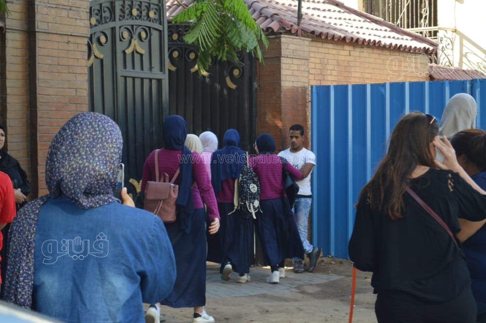 توافد طالبات ثانية ثانوي على اللجان لأداء امتحان مادتي الفيزياء واللغة الأجنبية الثانية (1)