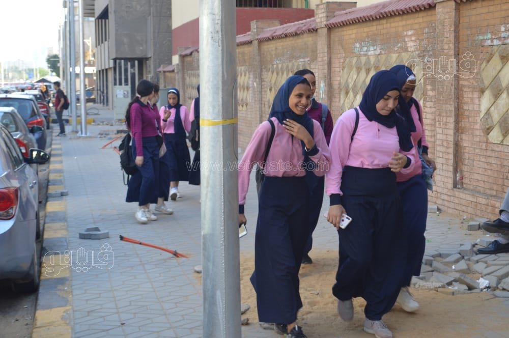 توافد طالبات ثانية ثانوي على اللجان لأداء امتحان مادتي الفيزياء واللغة الأجنبية الثانية (2)