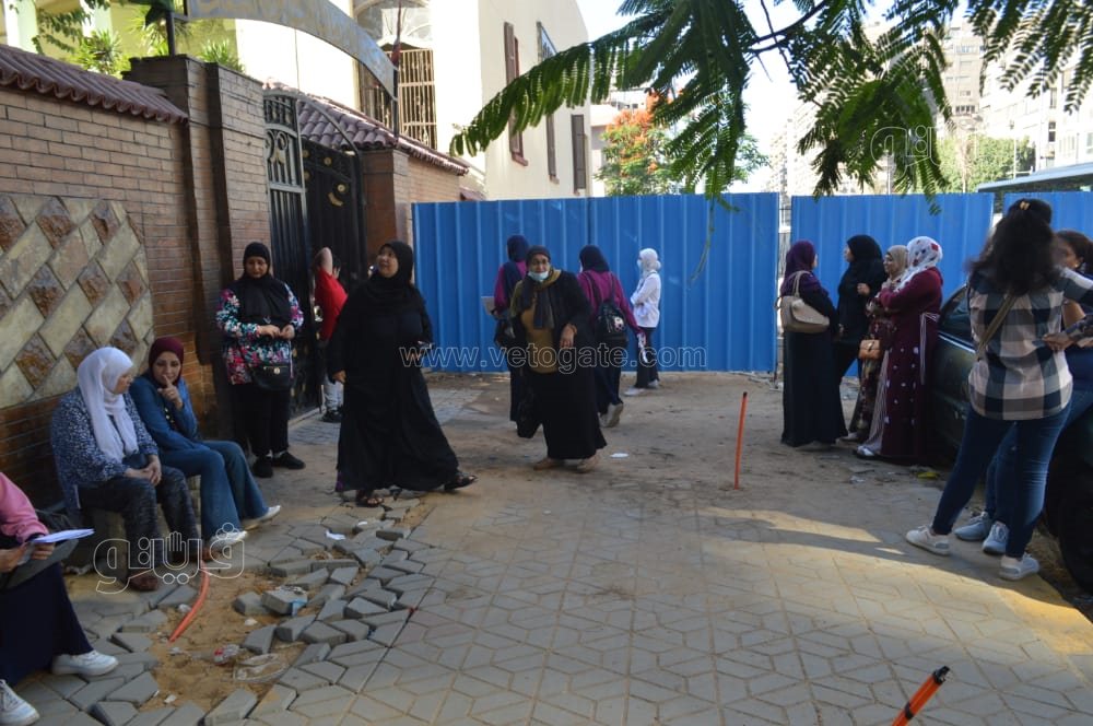 توافد طالبات ثانية ثانوي على اللجان لأداء امتحان مادتي الفيزياء واللغة الأجنبية الثانية (3)