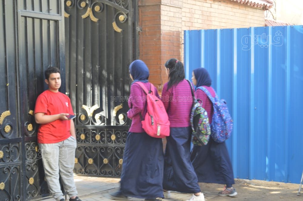 توافد طالبات ثانية ثانوي على اللجان لأداء امتحان مادتي الفيزياء واللغة الأجنبية الثانية (4)