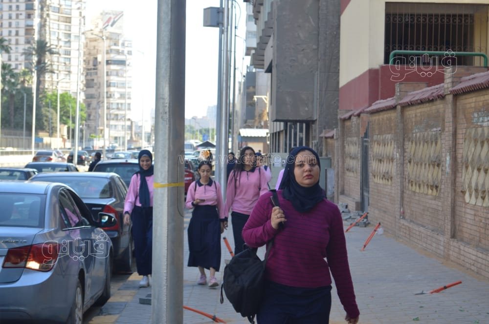 توافد طالبات ثانية ثانوي على اللجان لأداء امتحان مادتي الفيزياء واللغة الأجنبية الثانية (5)