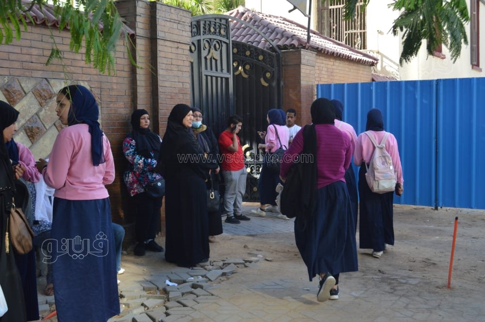توافد طالبات ثانية ثانوي على اللجان لأداء امتحان مادتي الفيزياء واللغة الأجنبية الثانية (6)