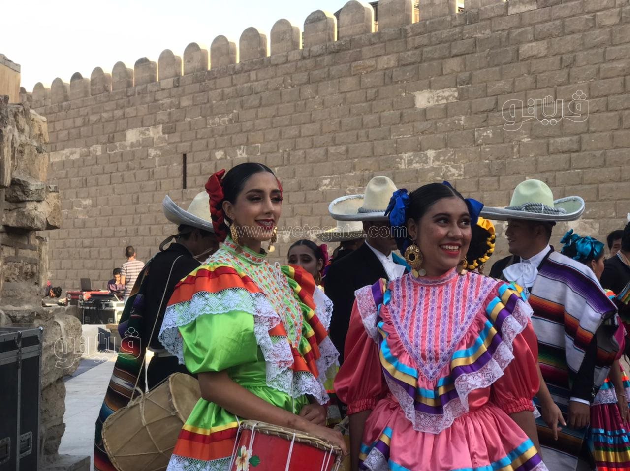 بصور تذكارية.. فرق الطبول تستعد لتقديم عروضها على مسرح سور القاهرة (1)