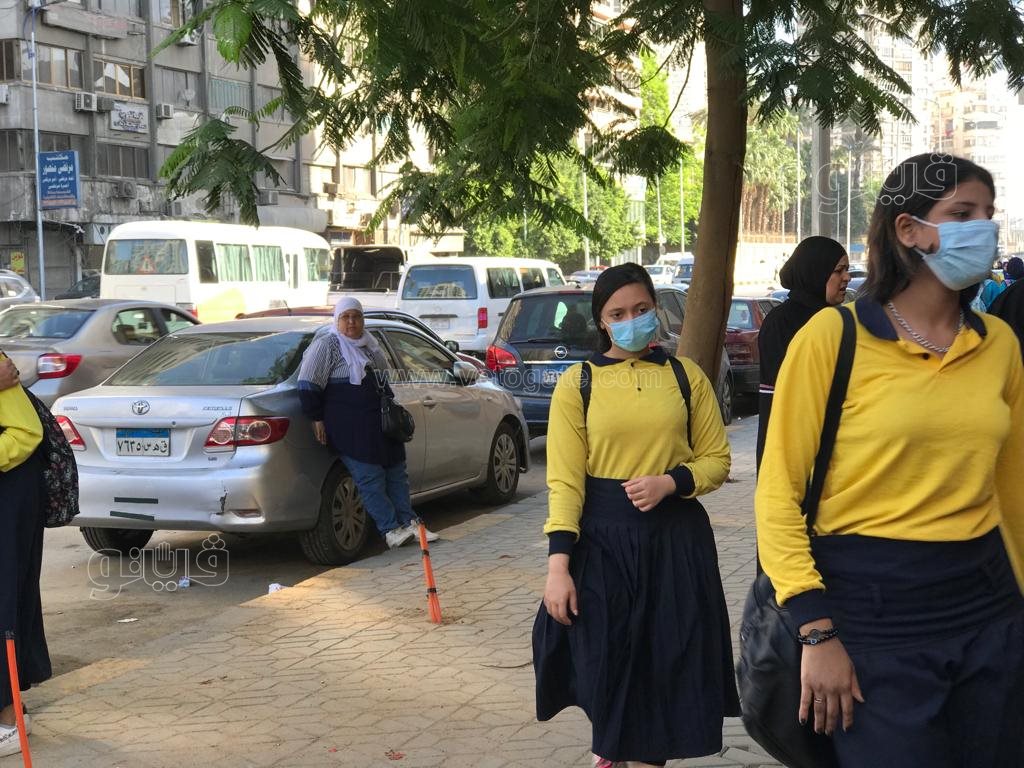 توافد طالبات أولى ثانوي على اللجان لأداء امتحان الرياضيات بالجيزة1