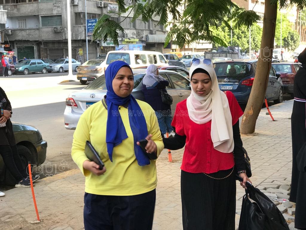 توافد طالبات أولى ثانوي على اللجان لأداء امتحان الرياضيات بالجيزة2