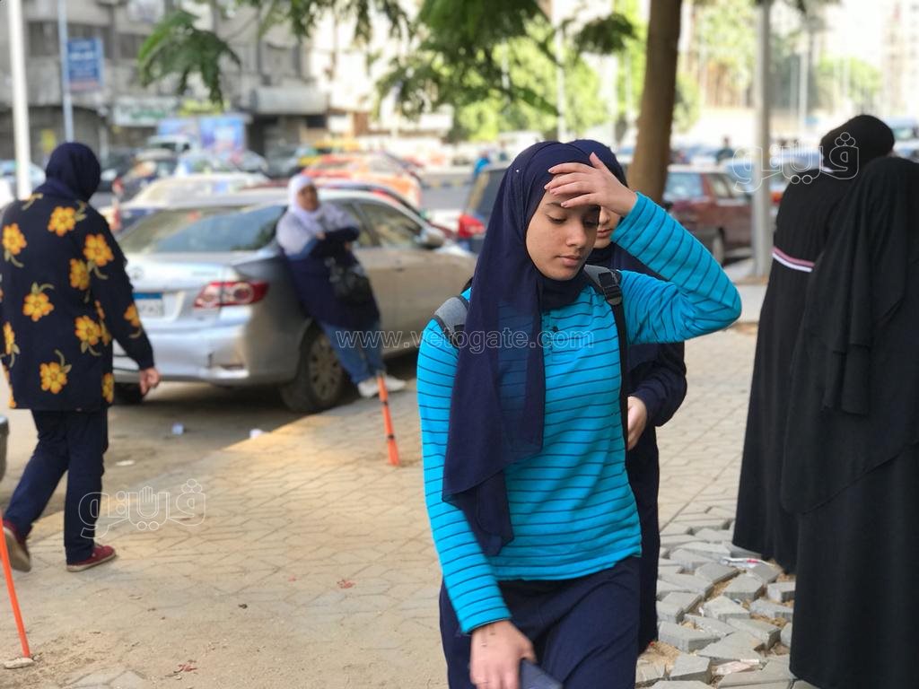 توافد طالبات أولى ثانوي على اللجان لأداء امتحان الرياضيات بالجيزة3