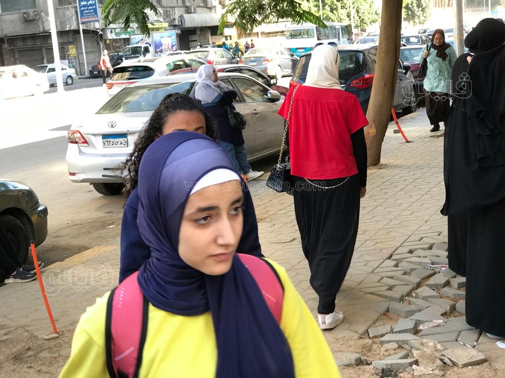 توافد طالبات أولى ثانوي على اللجان لأداء امتحان الرياضيات بالجيزة4