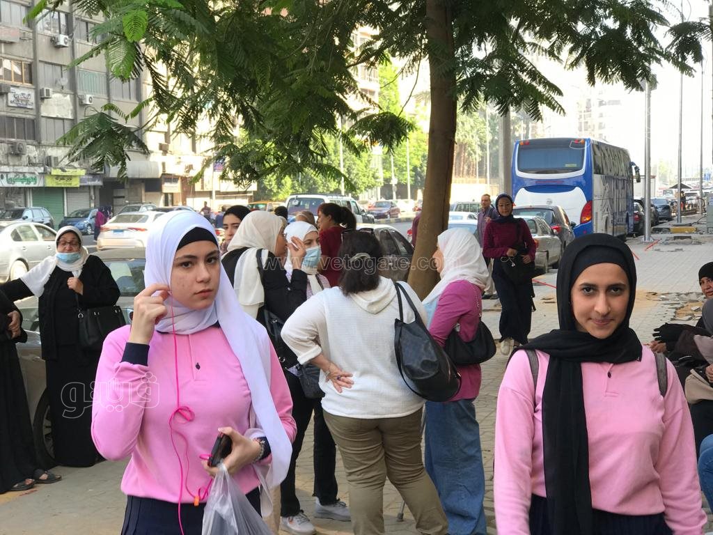 توافد طالبات ثانية ثانوي (2)