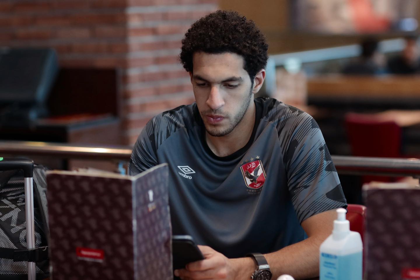 بعثة الأهلي تصل إلى مطار القاهرة للسفر إلى المغرب  (8)