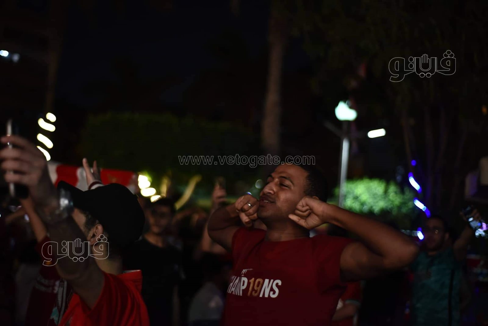 اللقب يا أبو صلاح.. تشجيع حماسي لجمهور ليفربول قبل لقاء ريال مدريد..فيديو (2)