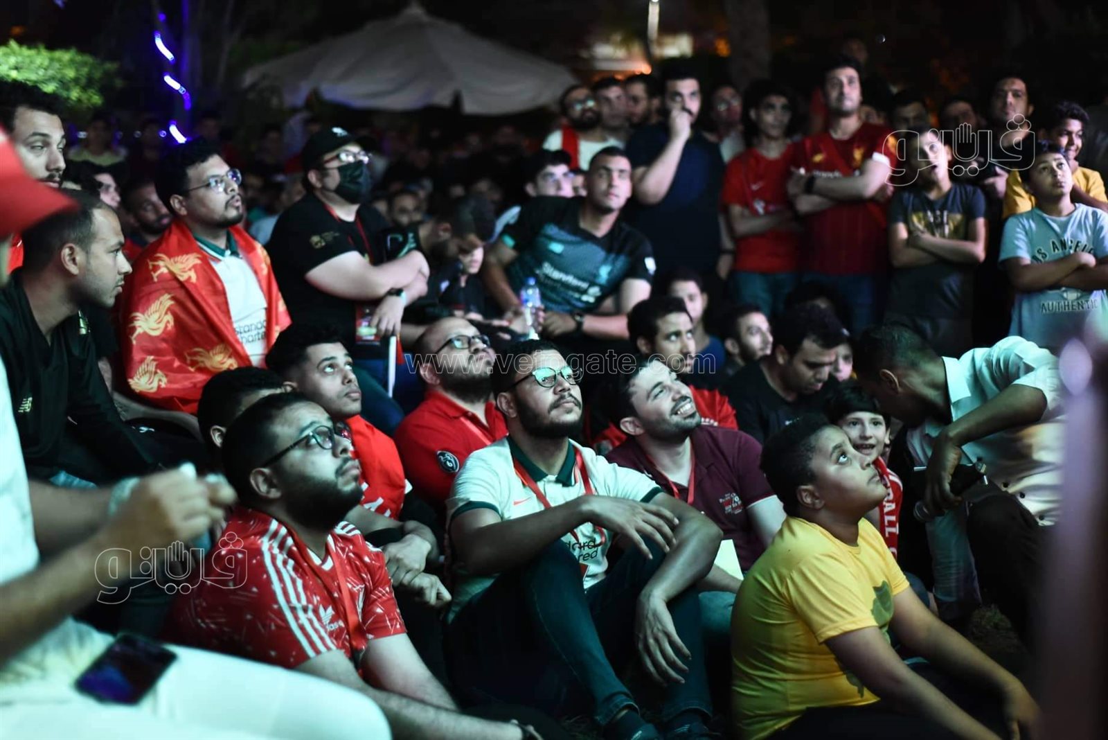 القلق والتوتر يسيطران على جماهير ليفربول خلال مواجهة الفريق لريال مدريد (22)