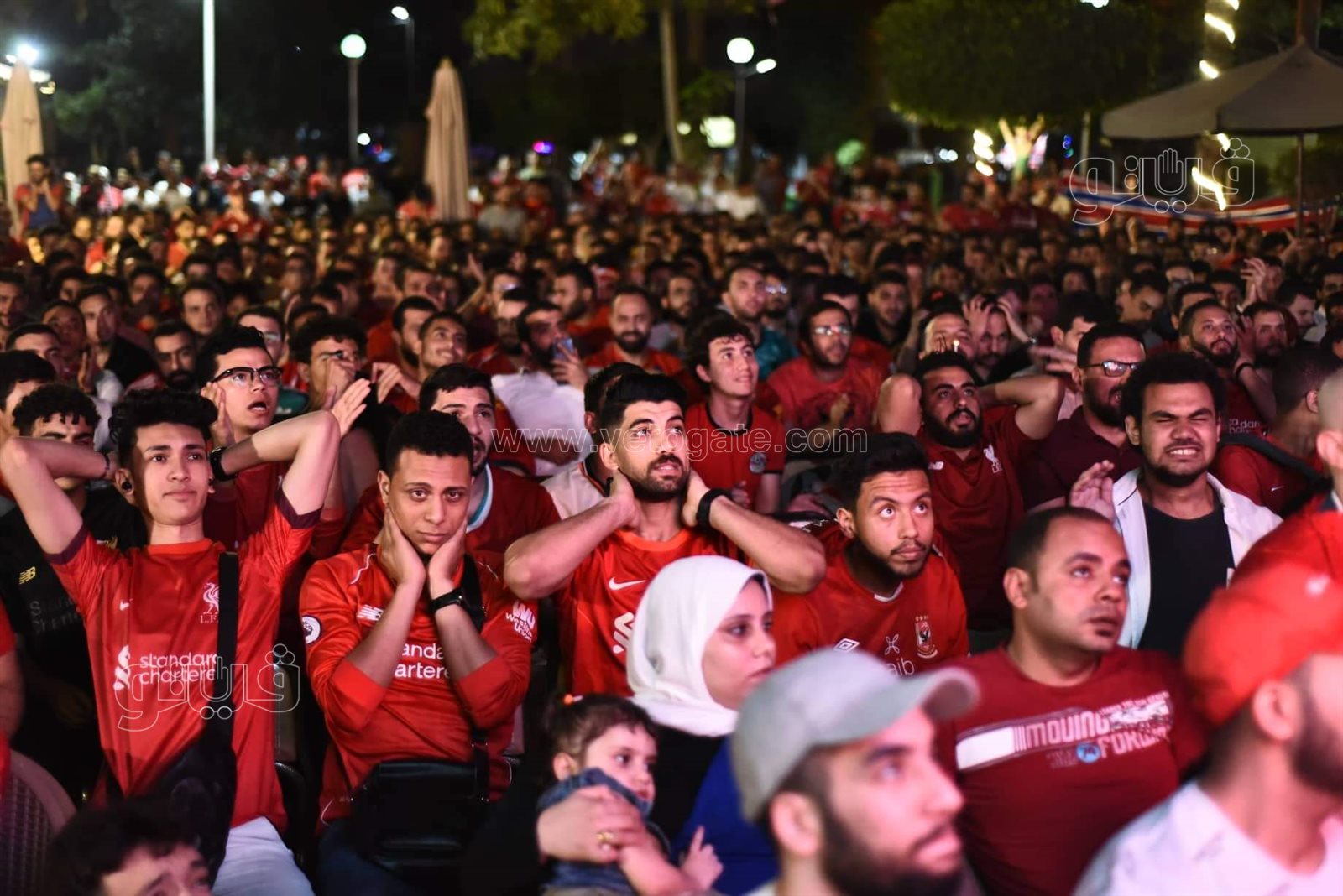 القلق والتوتر يسيطران على جماهير ليفربول خلال مواجهة الفريق لريال مدريد (24)