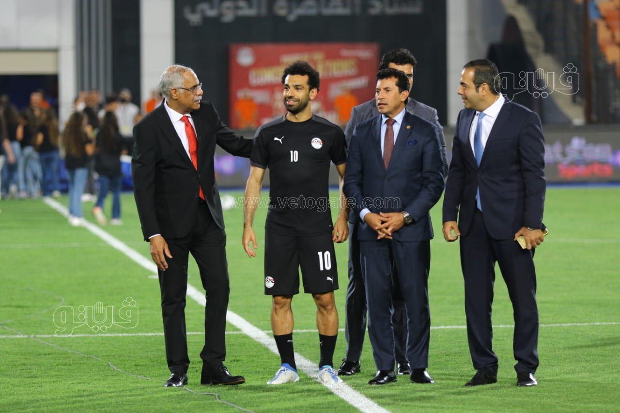 وزير الرياضة ورئيس اتحاد الكرة يكرمان محمد صلاح قبل مباراة مصر وغينيا (1)
