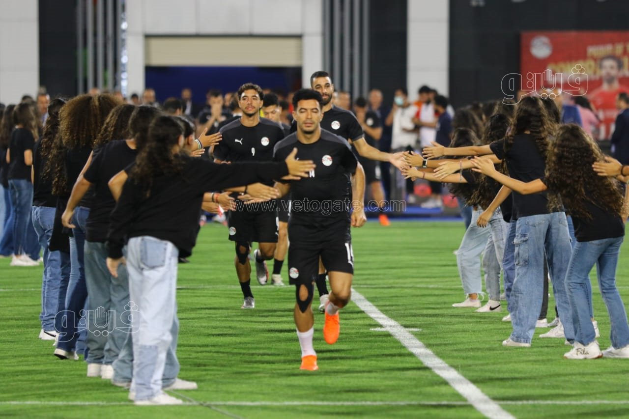 وزير الرياضة ورئيس اتحاد الكرة يكرمان محمد صلاح قبل مباراة مصر وغينيا (2)