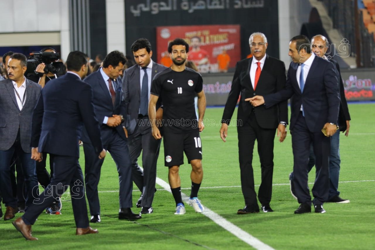 وزير الرياضة ورئيس اتحاد الكرة يكرمان محمد صلاح قبل مباراة مصر وغينيا (4)