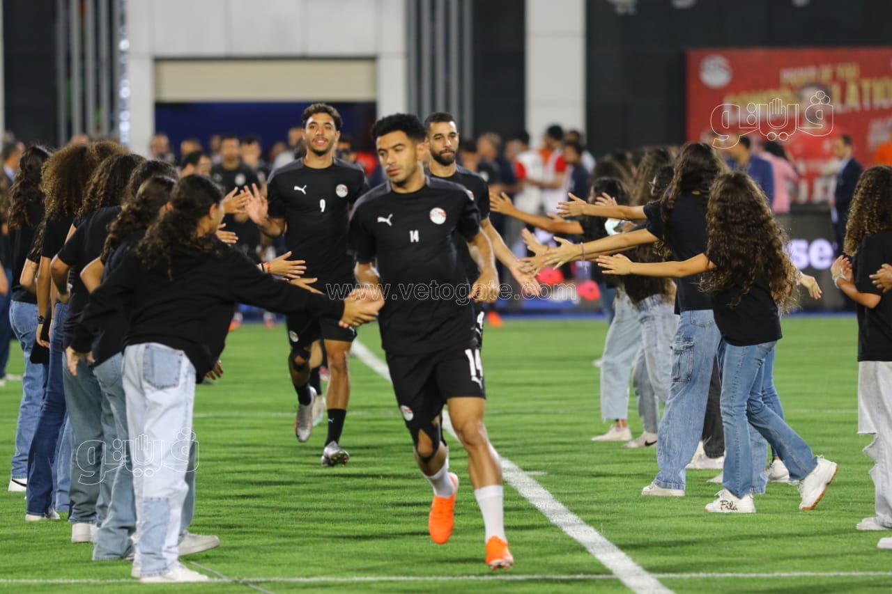 وزير الرياضة ورئيس اتحاد الكرة يكرمان محمد صلاح قبل مباراة مصر وغينيا (6)