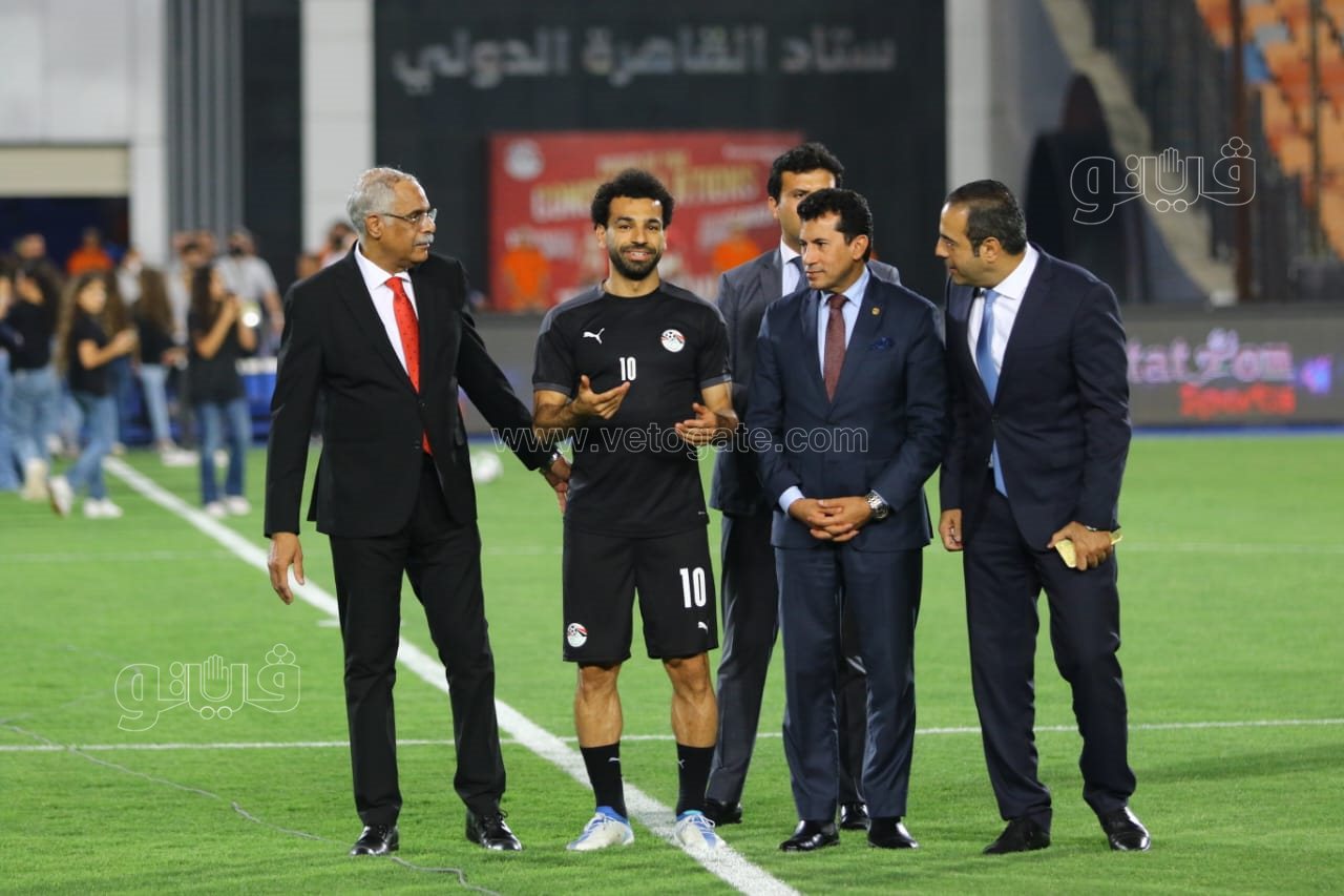 وزير الرياضة ورئيس اتحاد الكرة يكرمان محمد صلاح قبل مباراة مصر وغينيا (7)
