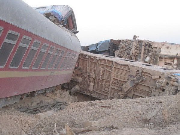 مصرع 13 شخصا وإصابة العشرات في خروج قطار عن مساره وسط إيران | صور