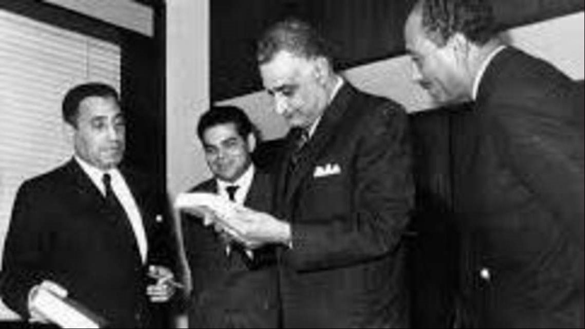 ناصر والسادات وهيكل، فيتو