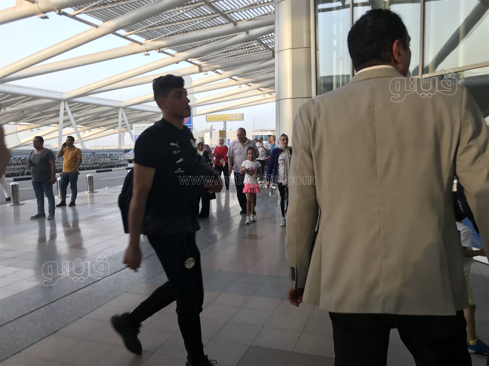 بعثة منتخب مصر تصل مطار القاهرة استعدادا للسفر إلى كوريا الجنوبية (6)
