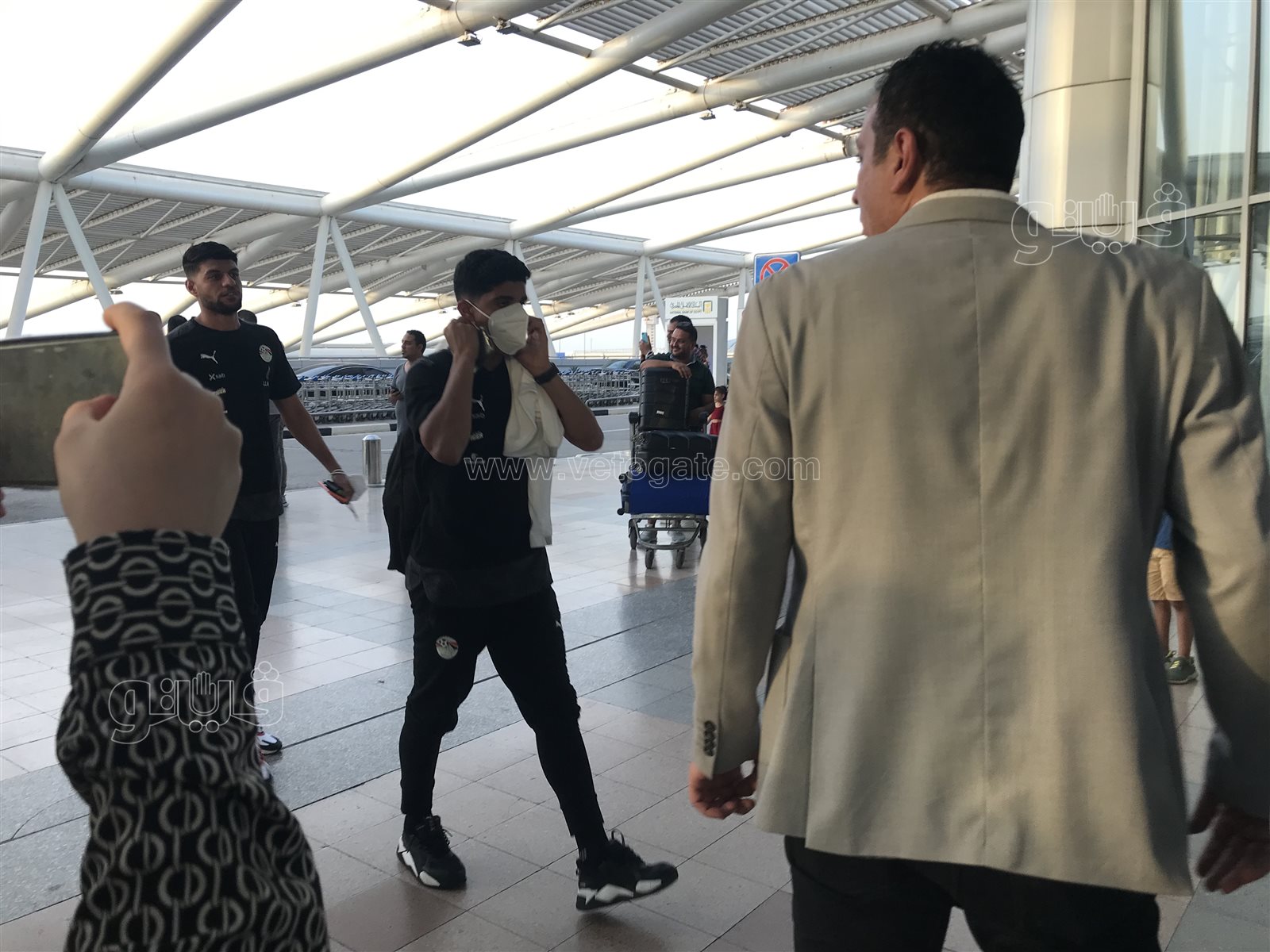 بعثة منتخب مصر تصل مطار القاهرة استعدادا للسفر إلى كوريا الجنوبية (7)