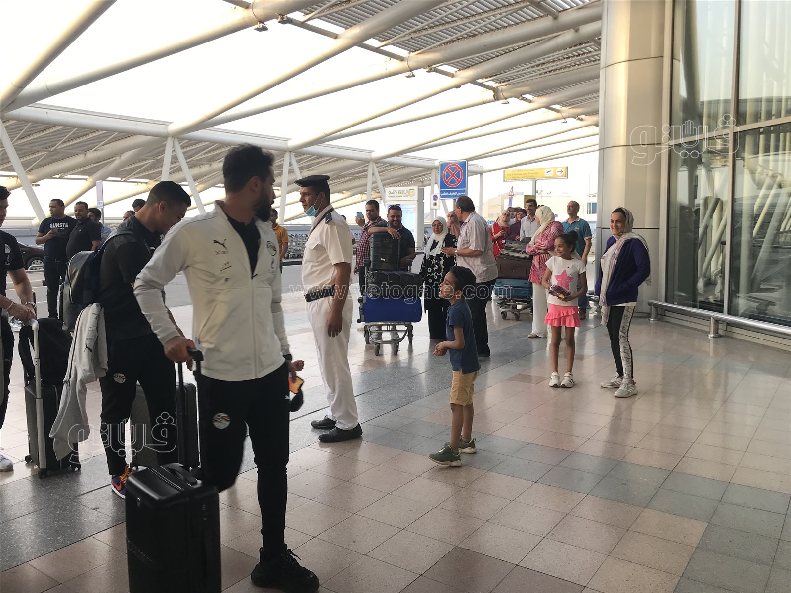 بعثة منتخب مصر تصل مطار القاهرة استعدادا للسفر إلى كوريا الجنوبية (8)