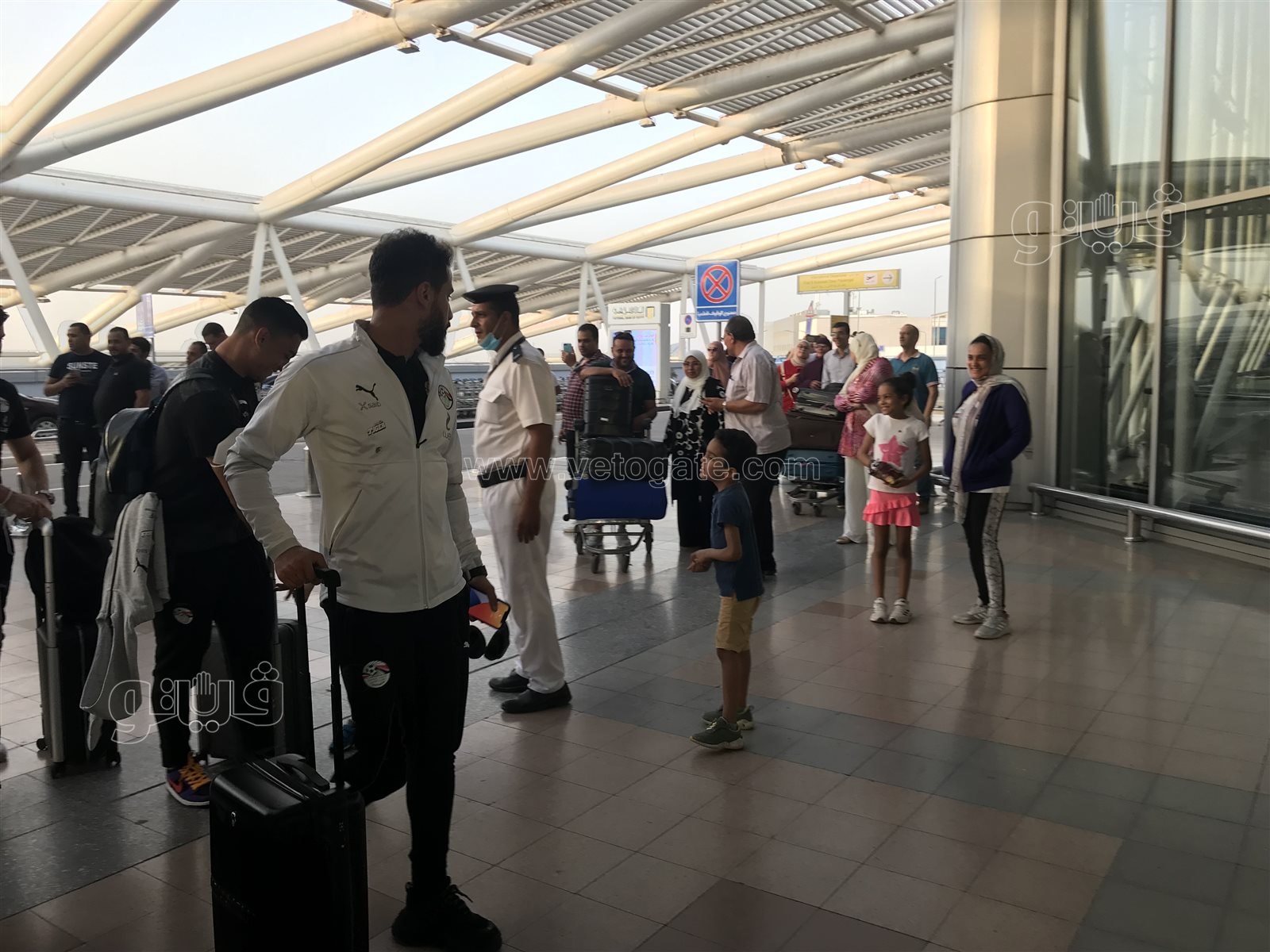 بعثة منتخب مصر تصل مطار القاهرة استعدادا للسفر إلى كوريا الجنوبية (9)
