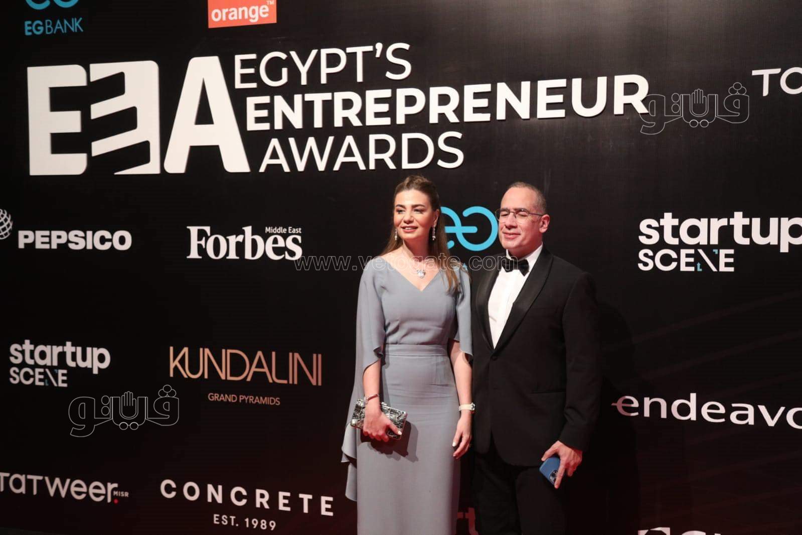 نجيب وسميح ساويرس والمشاط  في حفل إعلان جوائز ريادة الأعمال EEA (1)