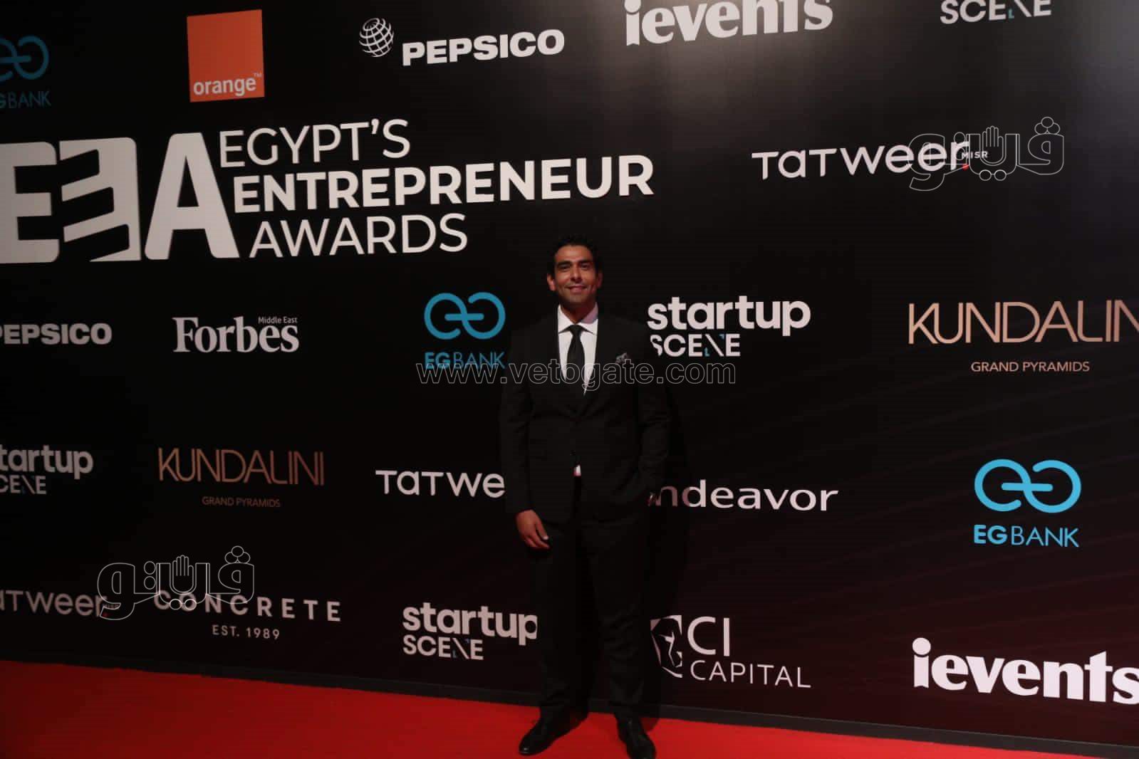 نجيب وسميح ساويرس والمشاط  في حفل إعلان جوائز ريادة الأعمال EEA (8)