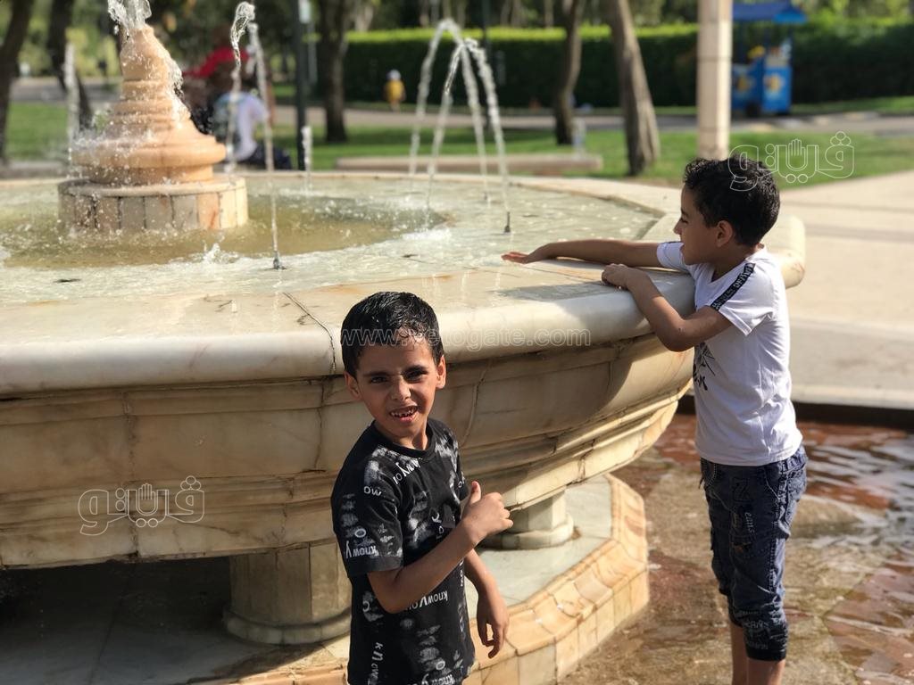 هربا من الحر استحمام الأطفال بمياه النافورة في حديقة الأزهر بارك (1)