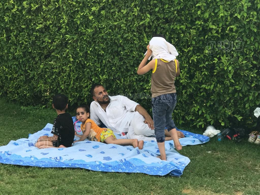هربا من الحر استحمام الأطفال بمياه النافورة في حديقة الأزهر بارك (2)