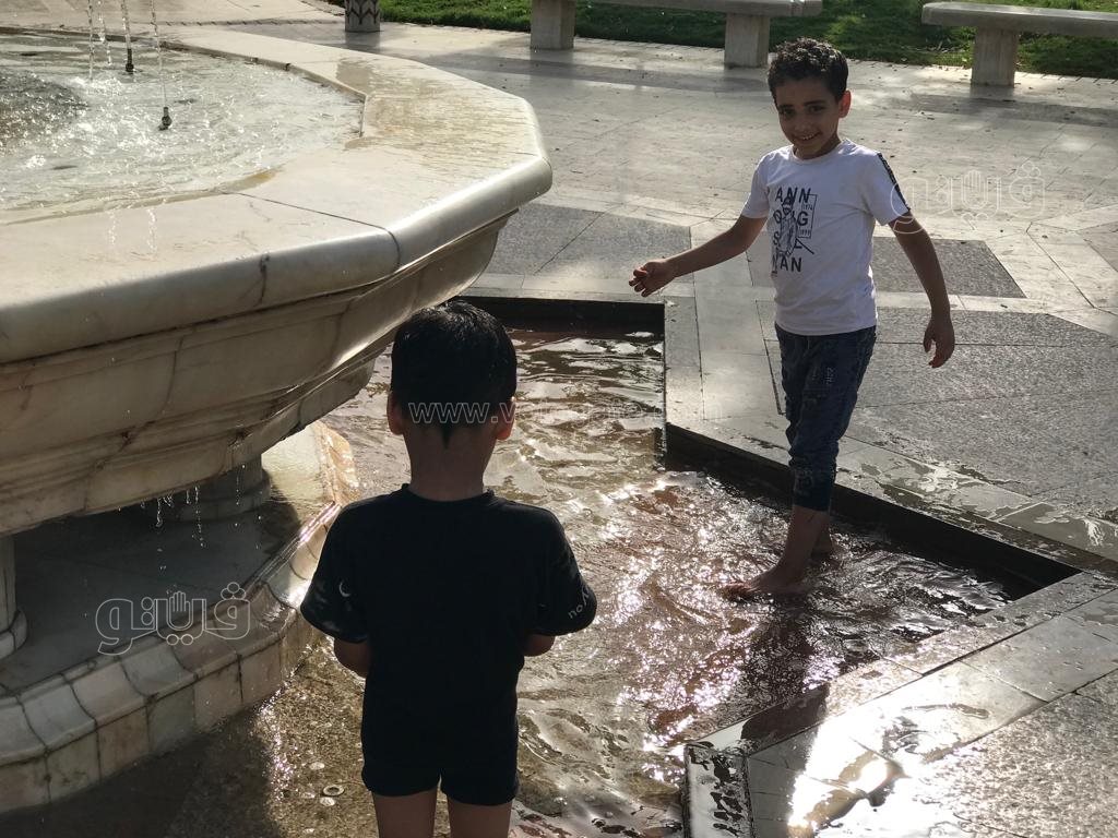 هربا من الحر استحمام الأطفال بمياه النافورة في حديقة الأزهر بارك (4)