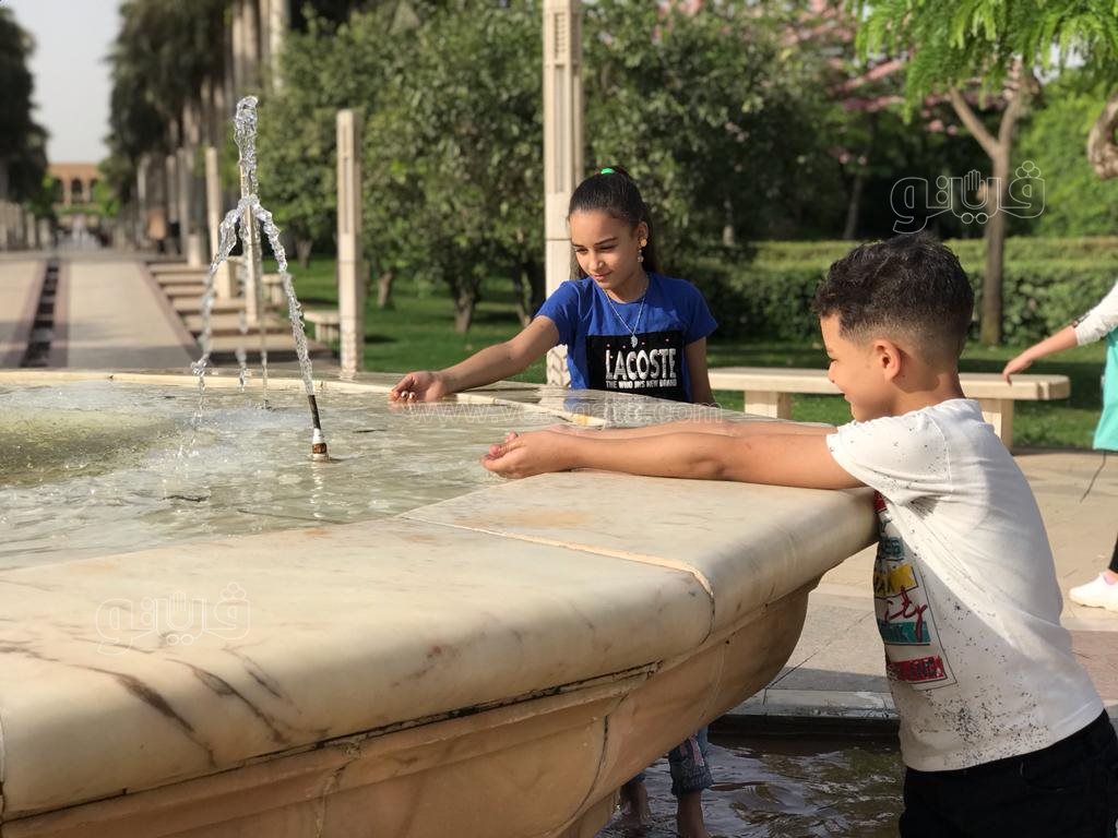 هربا من الحر استحمام الأطفال بمياه النافورة في حديقة الأزهر بارك (5)