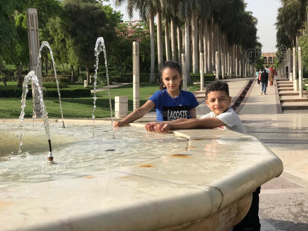 هربا من الحر استحمام الأطفال بمياه النافورة في حديقة الأزهر بارك (6)