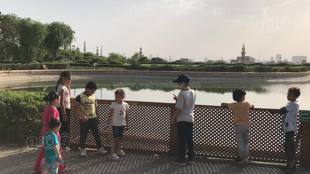 هربا من الحر استحمام الأطفال بمياه النافورة في حديقة الأزهر بارك (9)