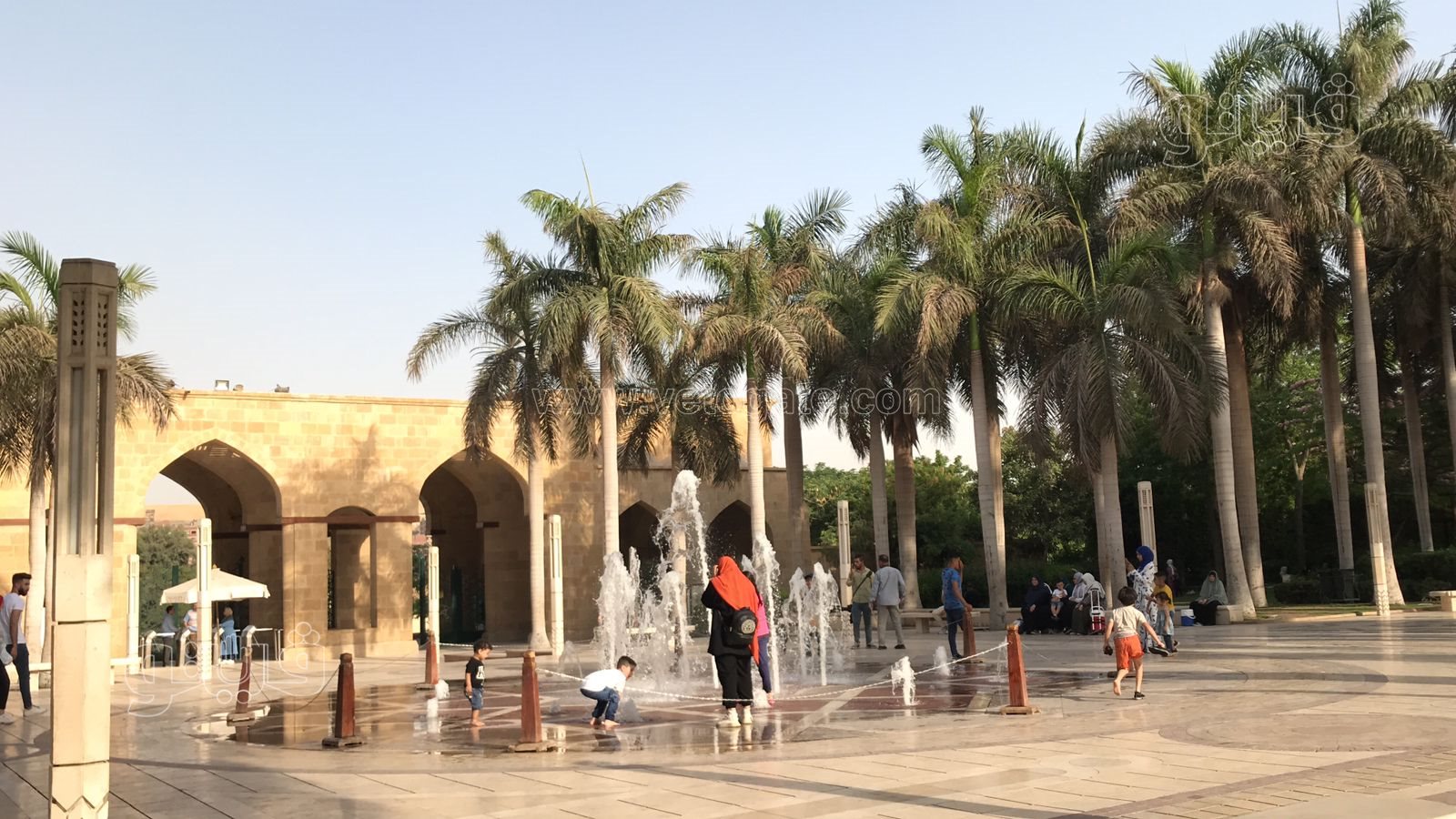 هربا من الحر استحمام الأطفال بمياه النافورة في حديقة الأزهر بارك (10)
