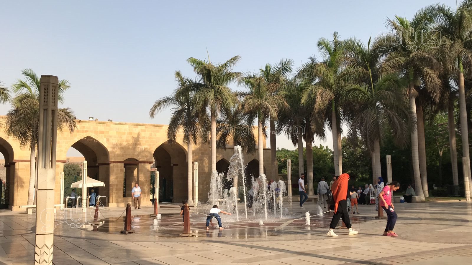 هربا من الحر استحمام الأطفال بمياه النافورة في حديقة الأزهر بارك (11)