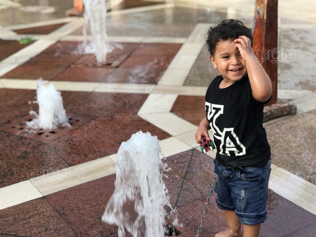 هربا من الحر استحمام الأطفال بمياه النافورة في حديقة الأزهر بارك (12)