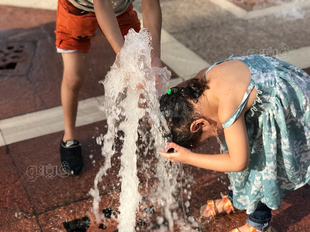 هربا من الحر استحمام الأطفال بمياه النافورة في حديقة الأزهر بارك (13)