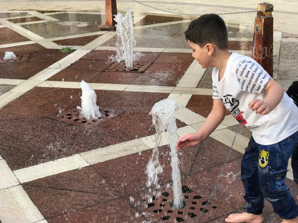 هربا من الحر استحمام الأطفال بمياه النافورة في حديقة الأزهر بارك (14)