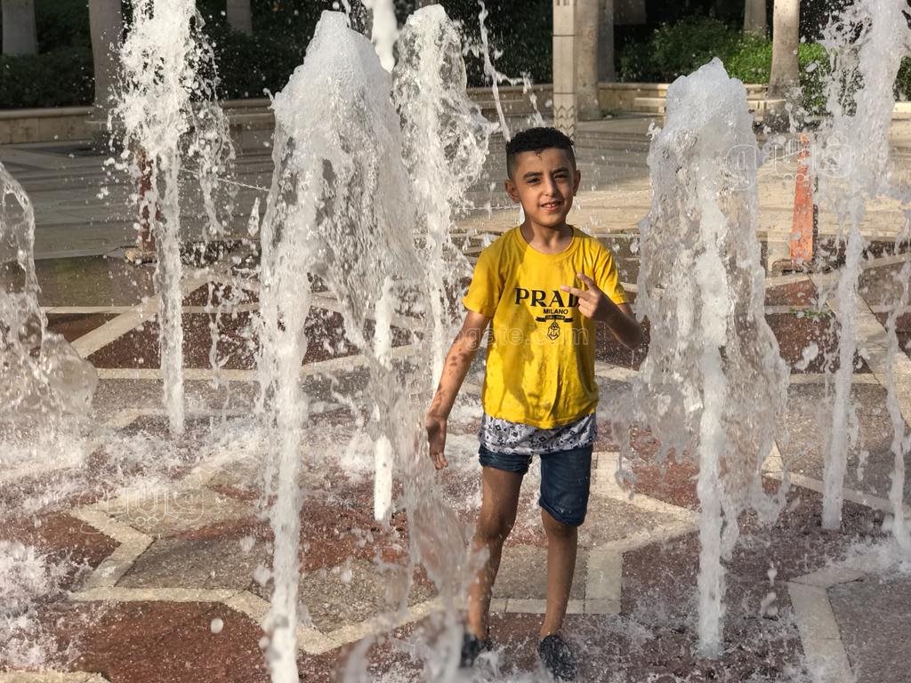 هربا من الحر استحمام الأطفال بمياه النافورة في حديقة الأزهر بارك (15)