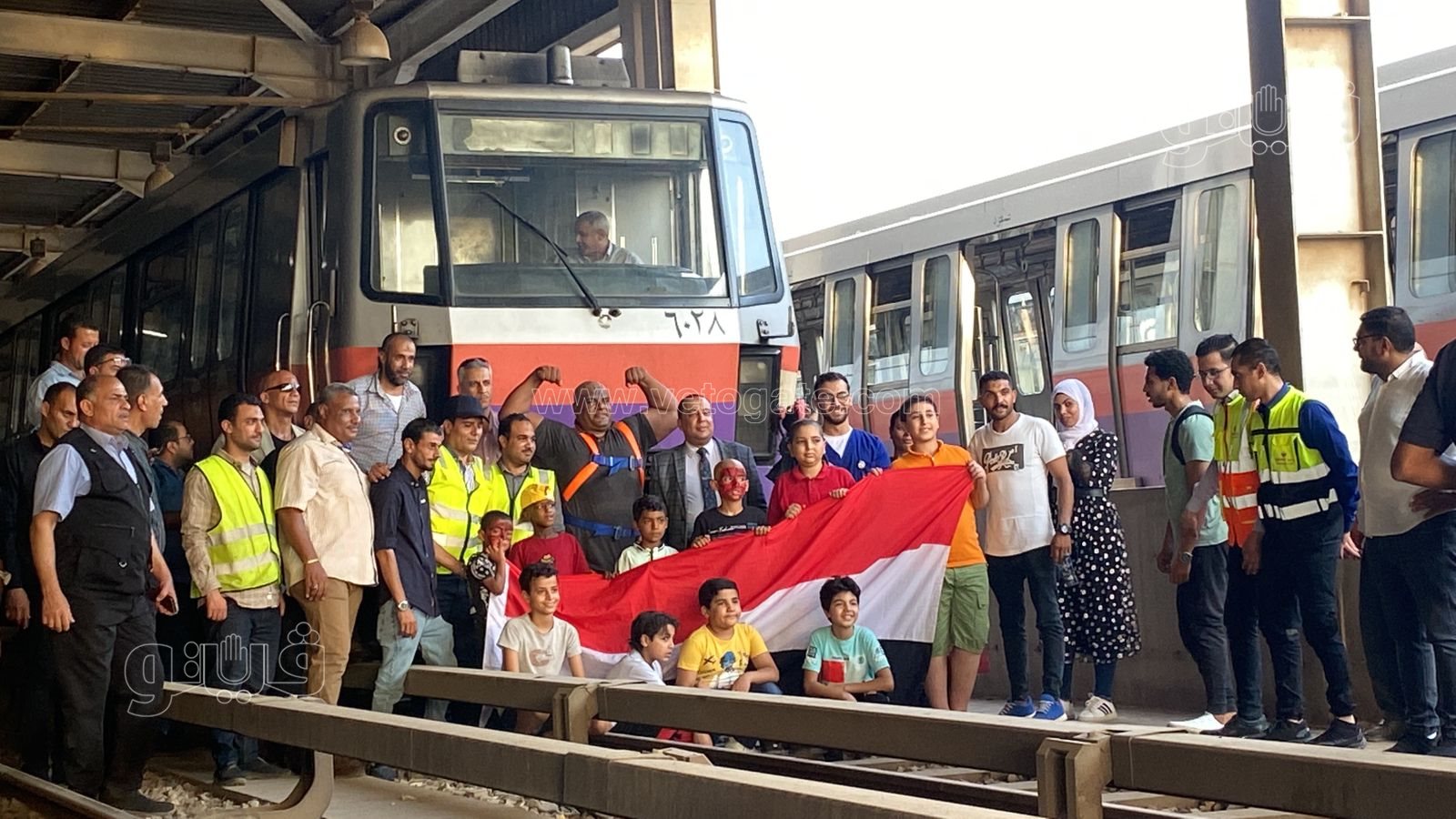 مرضى السرطان يلتقطون الصور التذكارية مع كابونجا قبل سحب المترو (1)