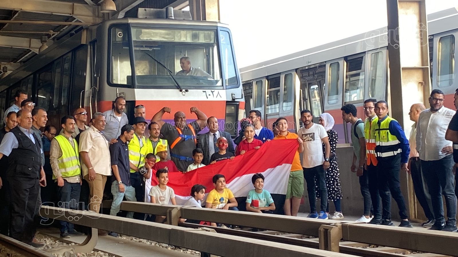 مرضى السرطان يلتقطون الصور التذكارية مع كابونجا قبل سحب المترو (2)